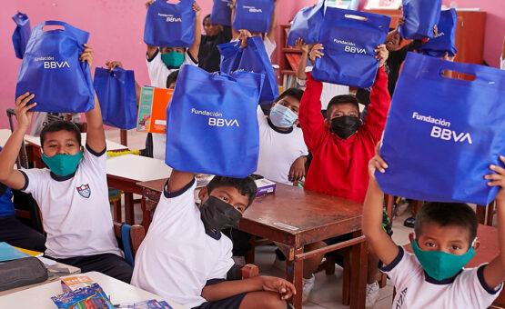 Voluntarios BBVA entregan kits escolares a niños de Paita