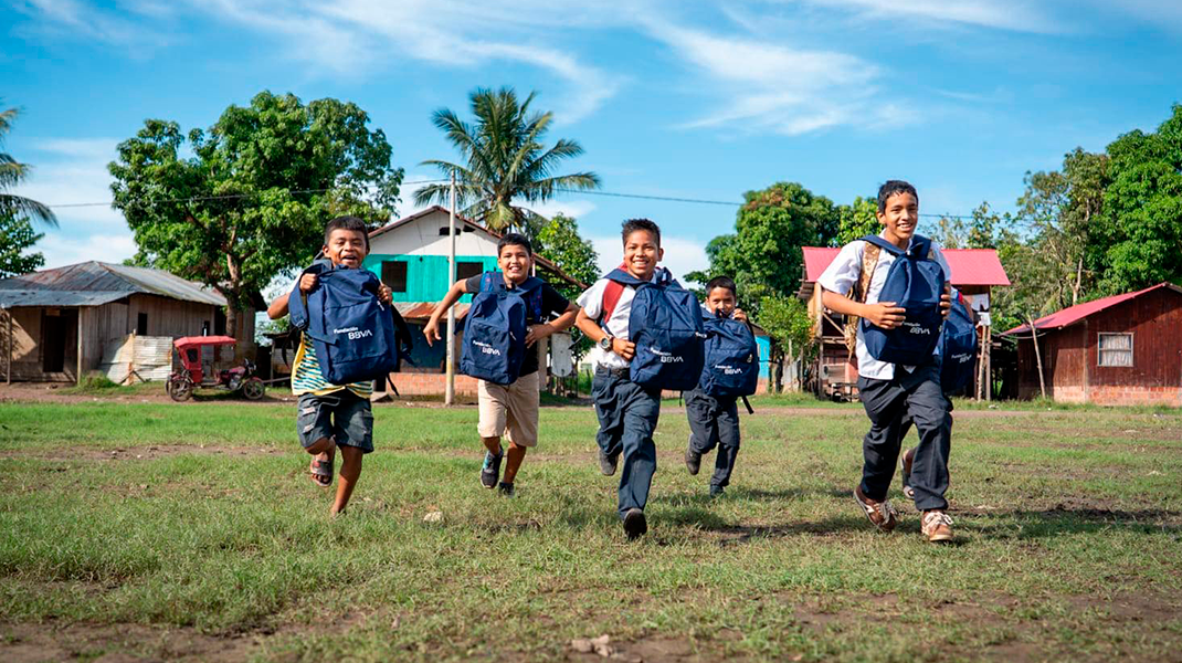 Fundación BBVA donó kits escolares entre niños de las comunidades nativas de Ucayali